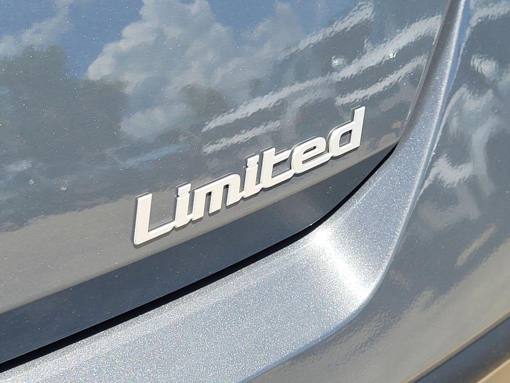 2025 Hyundai Elantra Limited - Photo 6
