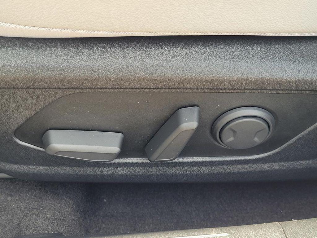 2025 Hyundai Elantra Limited - Photo 11