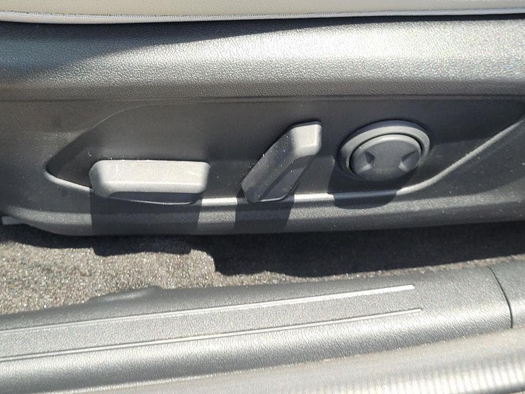 2025 Hyundai Elantra Limited - Photo 11