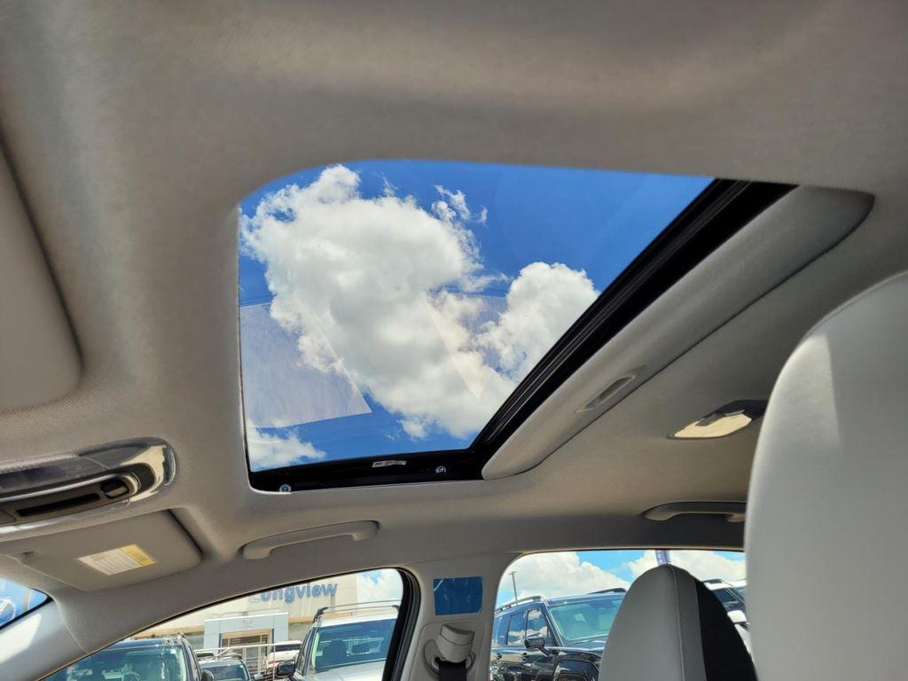 2025 Hyundai Elantra Limited - Photo 12