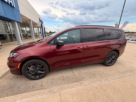 2023 Chrysler Pacifica Limited Van Passenger Van