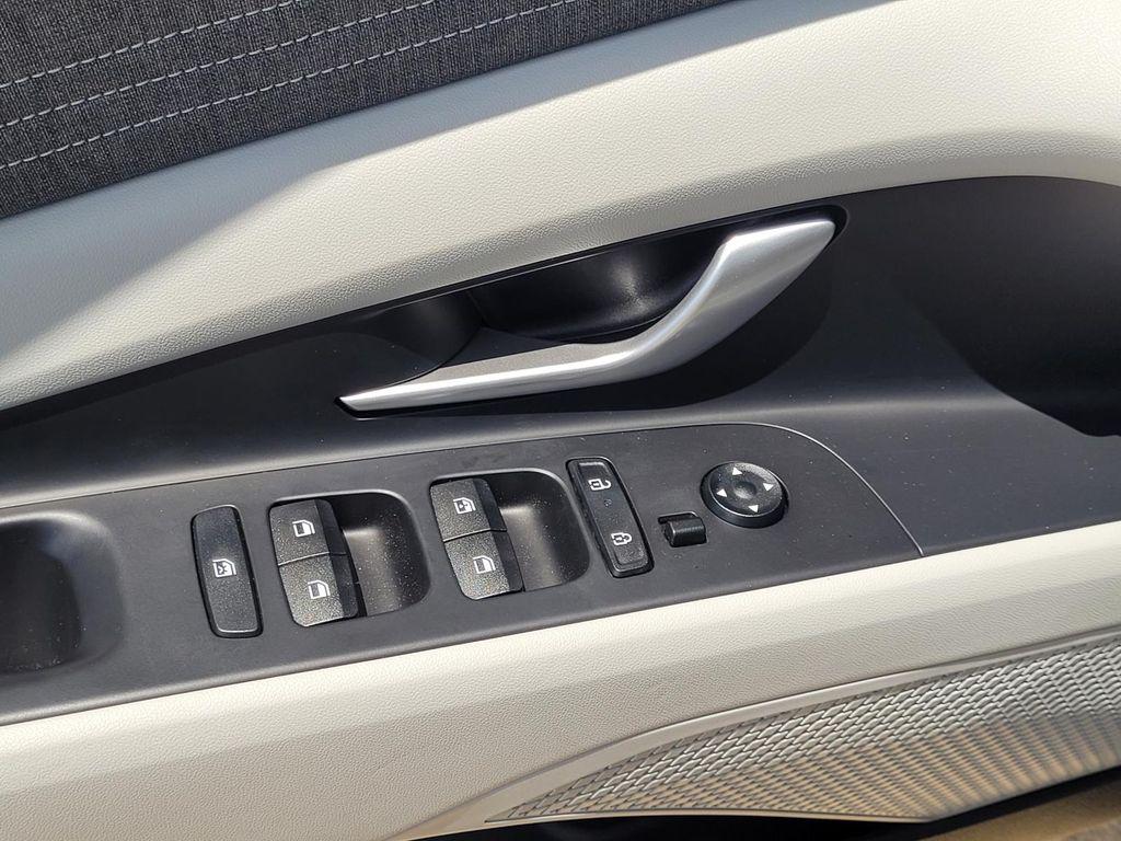 2025 Hyundai Elantra Limited - Photo 10