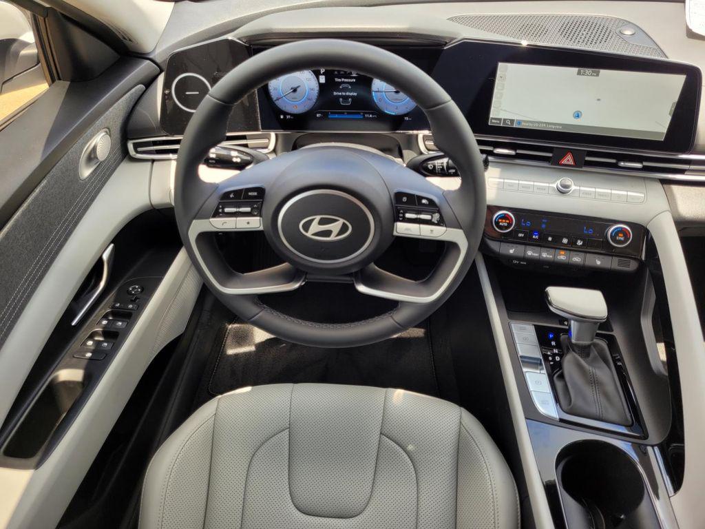 2025 Hyundai Elantra Limited - Photo 14