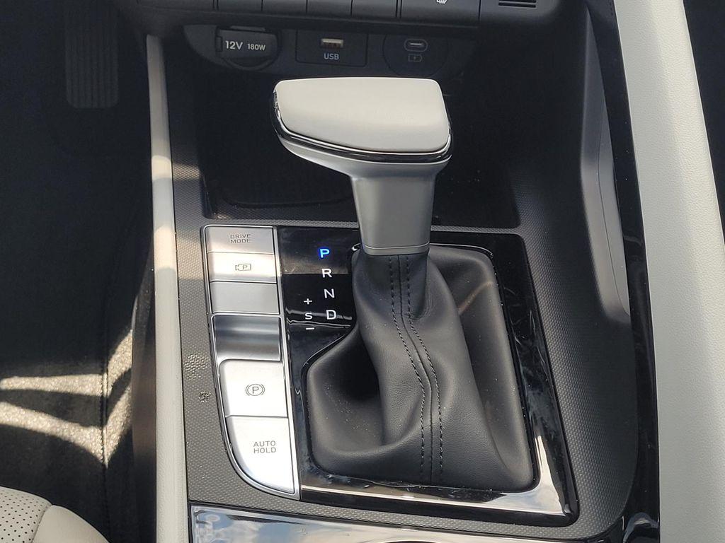 2025 Hyundai Elantra Limited - Photo 19