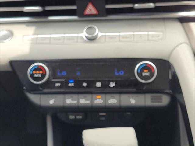 2025 Hyundai Elantra Limited - Photo 18