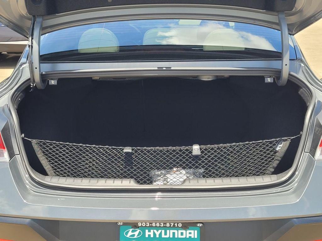 2025 Hyundai Elantra Limited - Photo 7