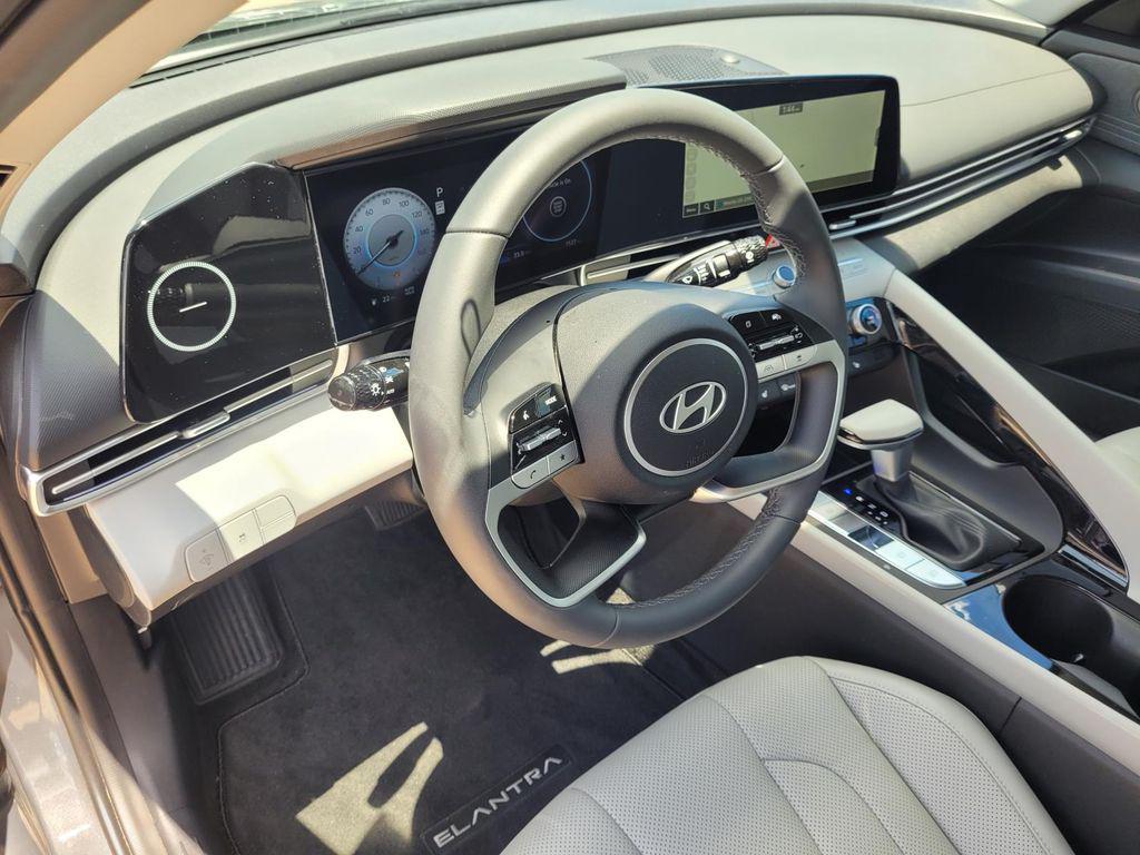 2025 Hyundai Elantra Limited - Photo 9