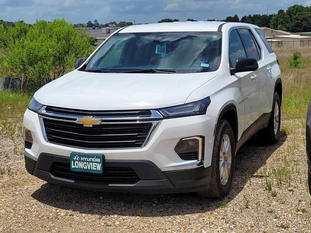 2023 Chevrolet Traverse LS photo 3