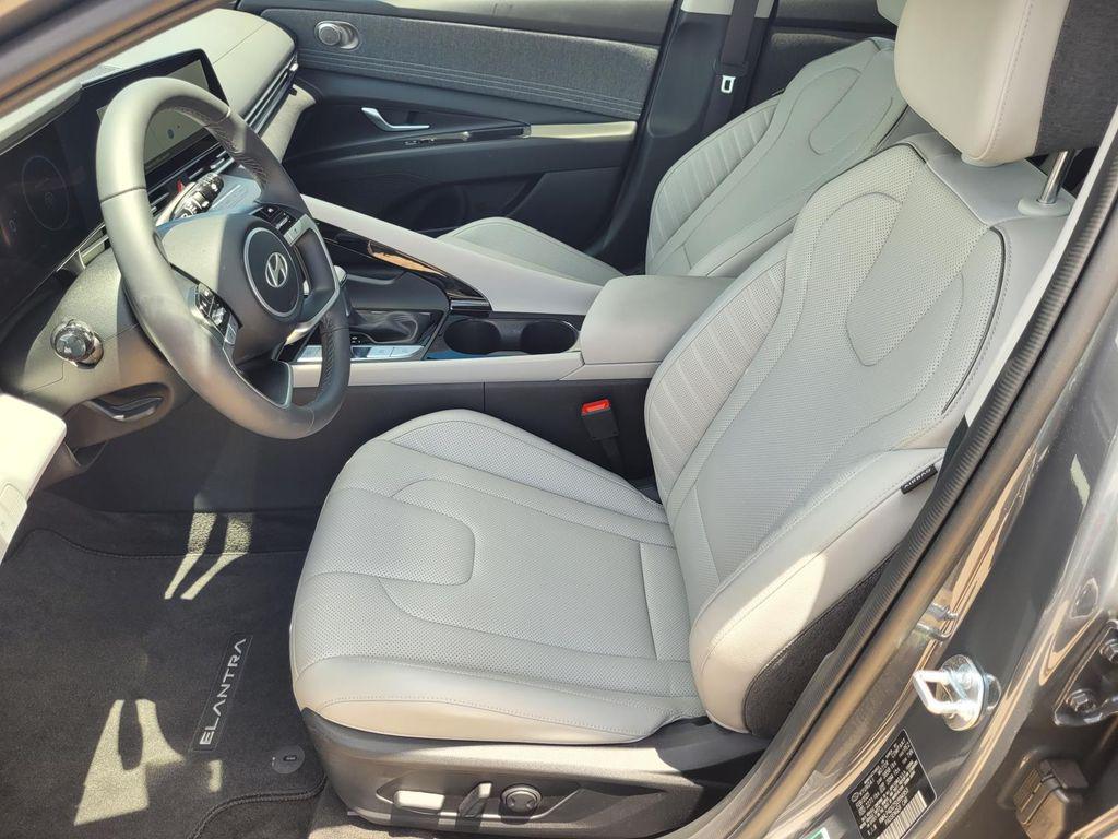 2025 Hyundai Elantra Limited - Photo 8