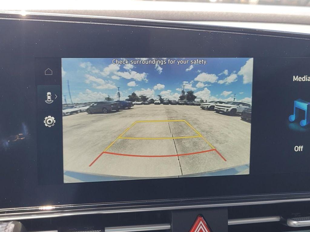2025 Hyundai Elantra Limited - Photo 20