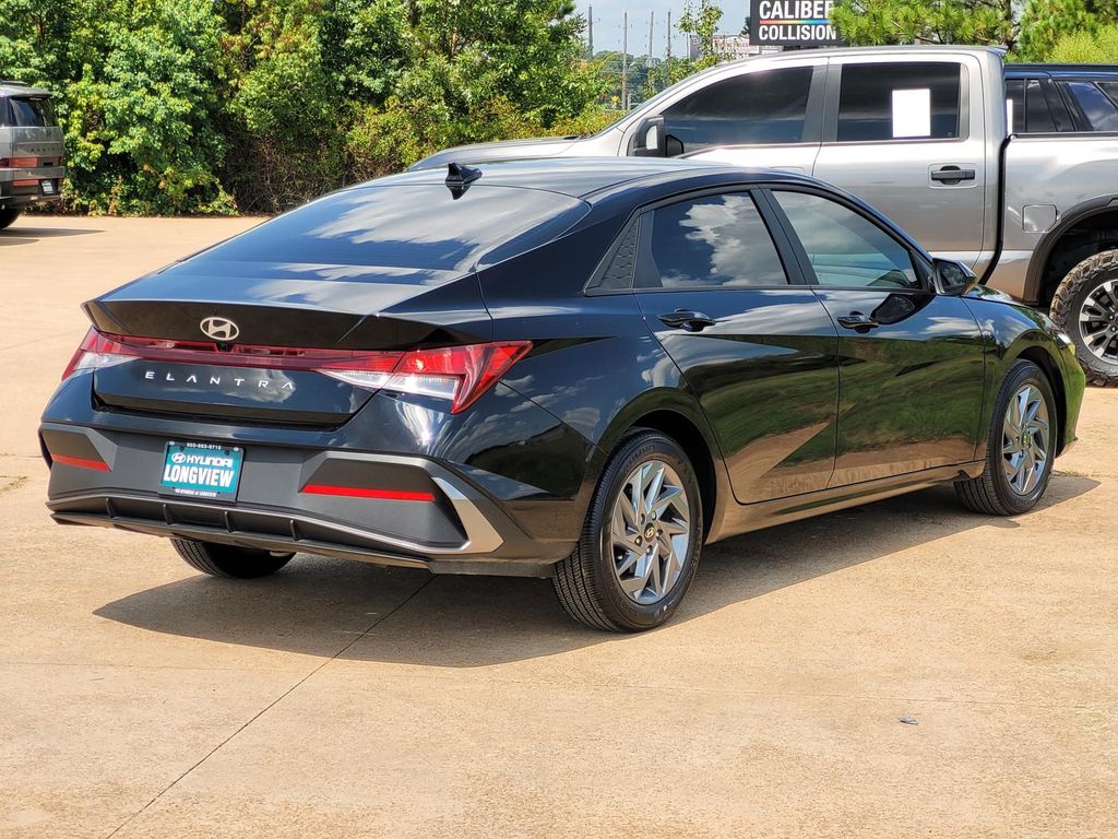 2024 Hyundai Elantra SEL photo 3