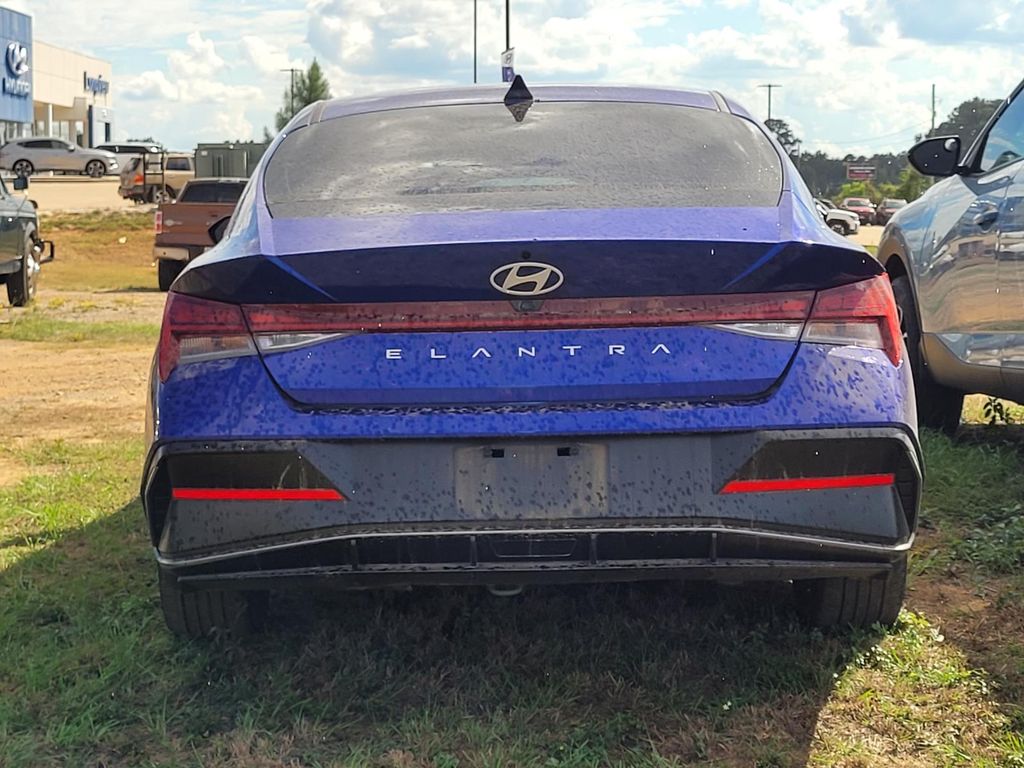 2024 Hyundai Elantra SEL Convenience photo 3