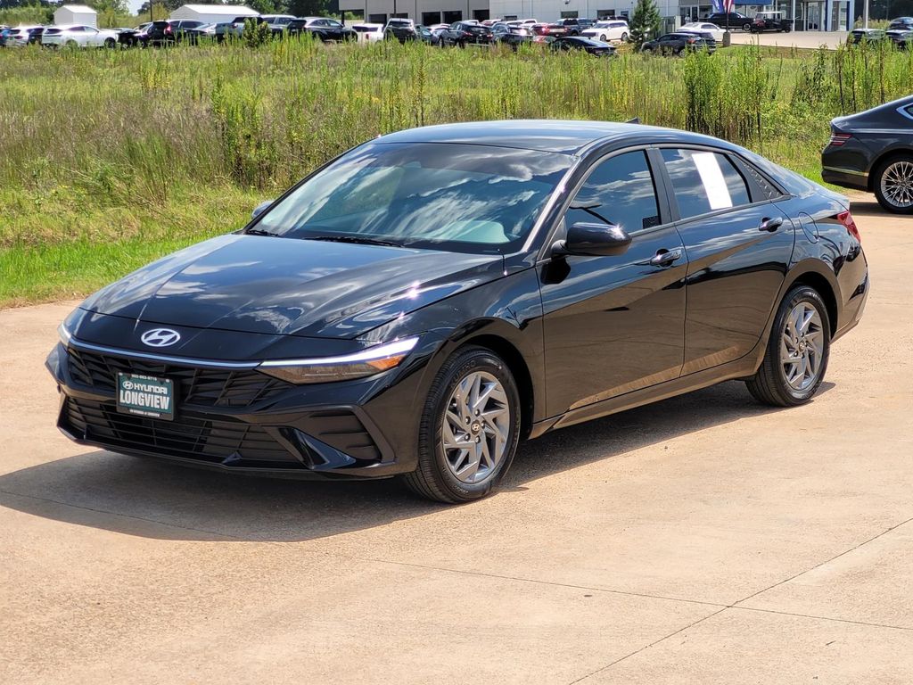2024 Hyundai Elantra SEL photo 2