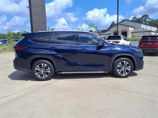 Used 2022 Toyota Highlander XLE with VIN 5TDGZRAH1NS143105 for sale in Lufkin, TX