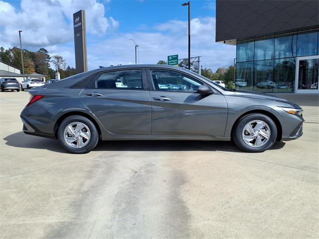 2025 Hyundai Elantra SE photo 2