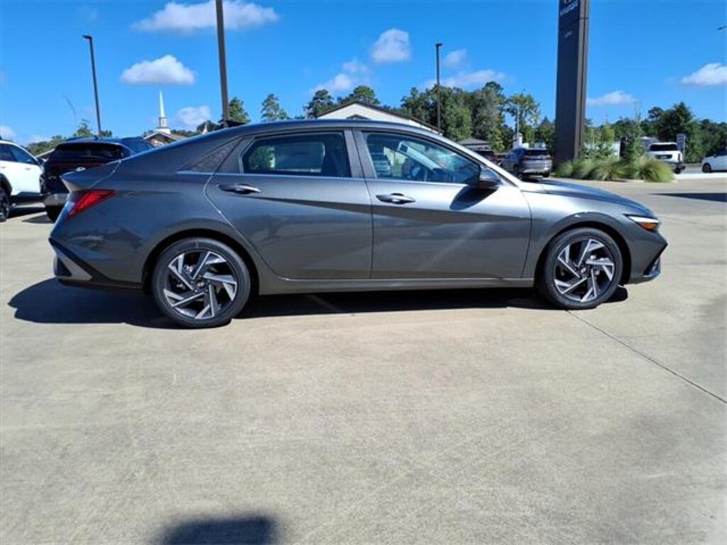 New 2025 Hyundai Elantra Limited Sedan