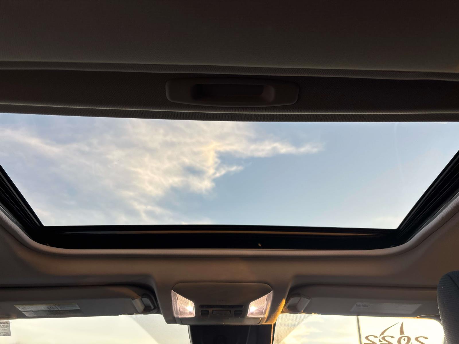 2022 Toyota RAV4 XLE - Photo 8