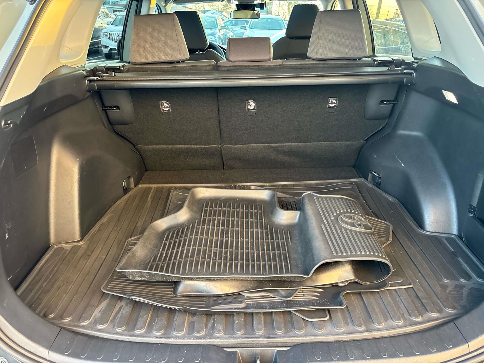 2022 Toyota RAV4 XLE - Photo 9