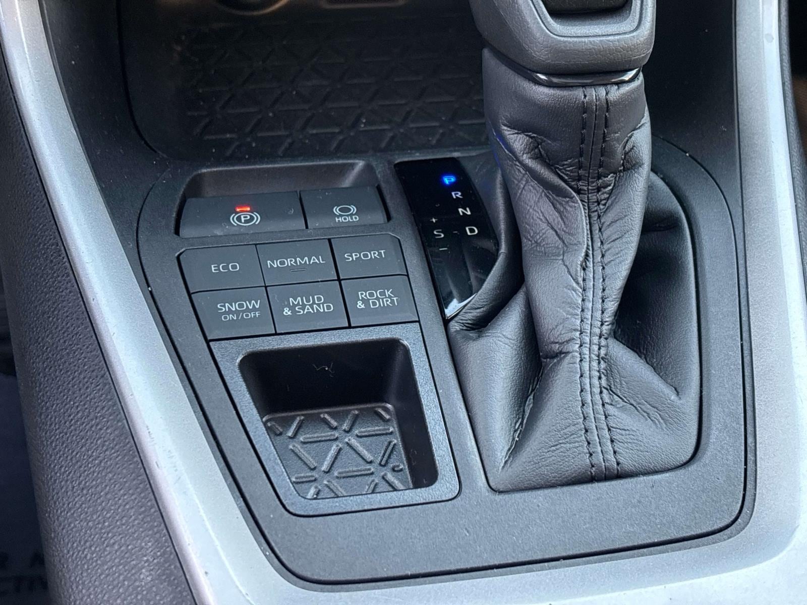 2022 Toyota RAV4 XLE - Photo 21