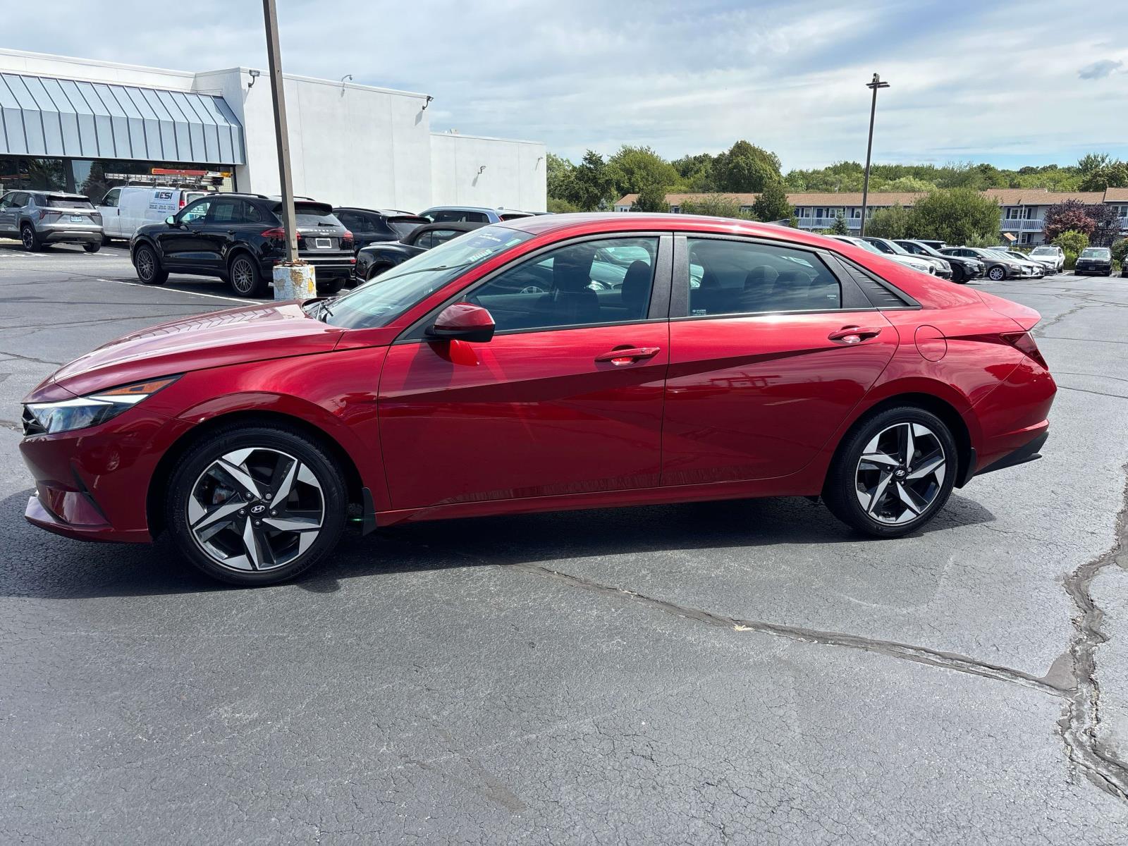 2023 Hyundai Elantra SEL photo 2