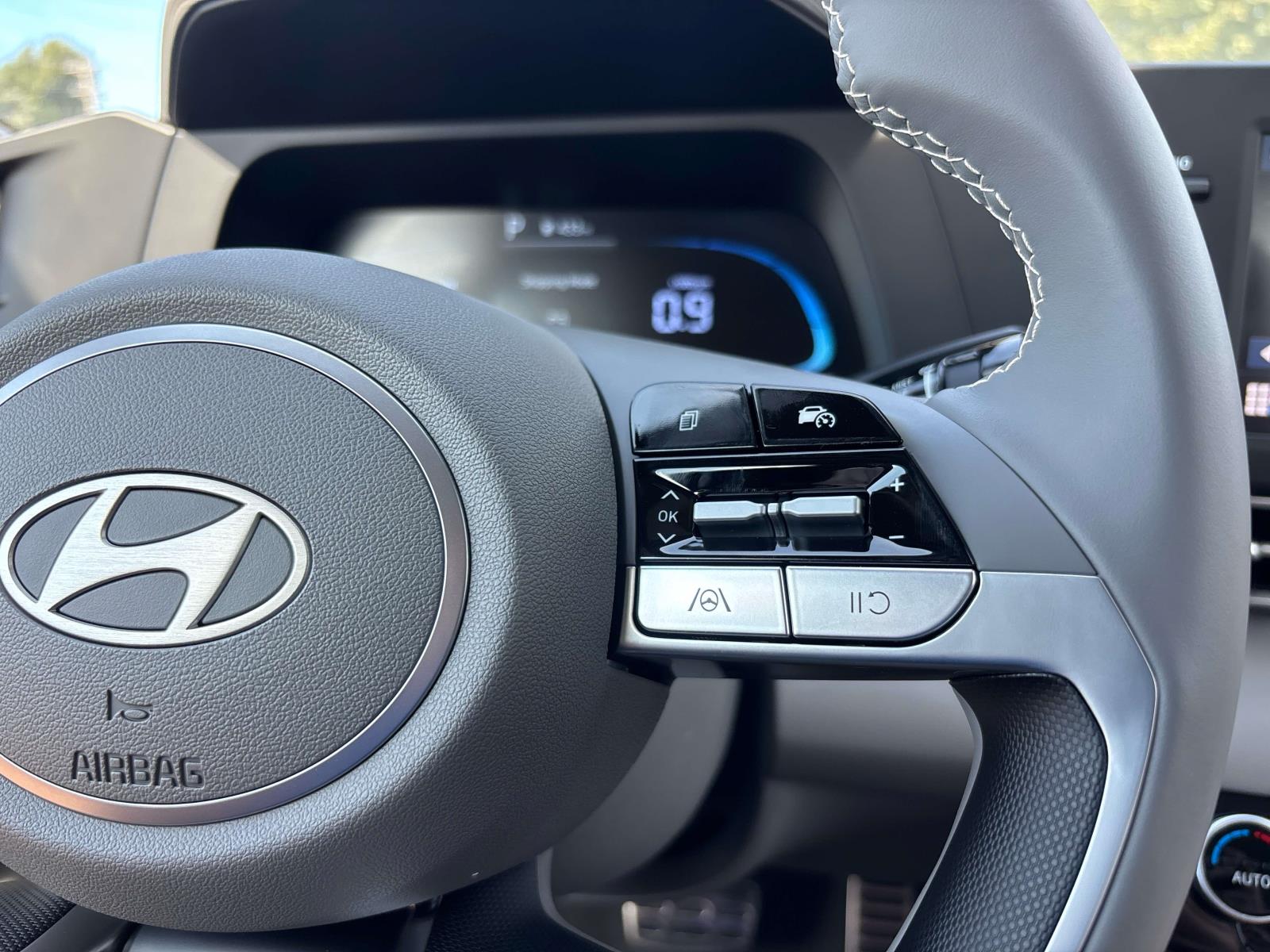 2025 Hyundai Elantra SEL - Photo 13