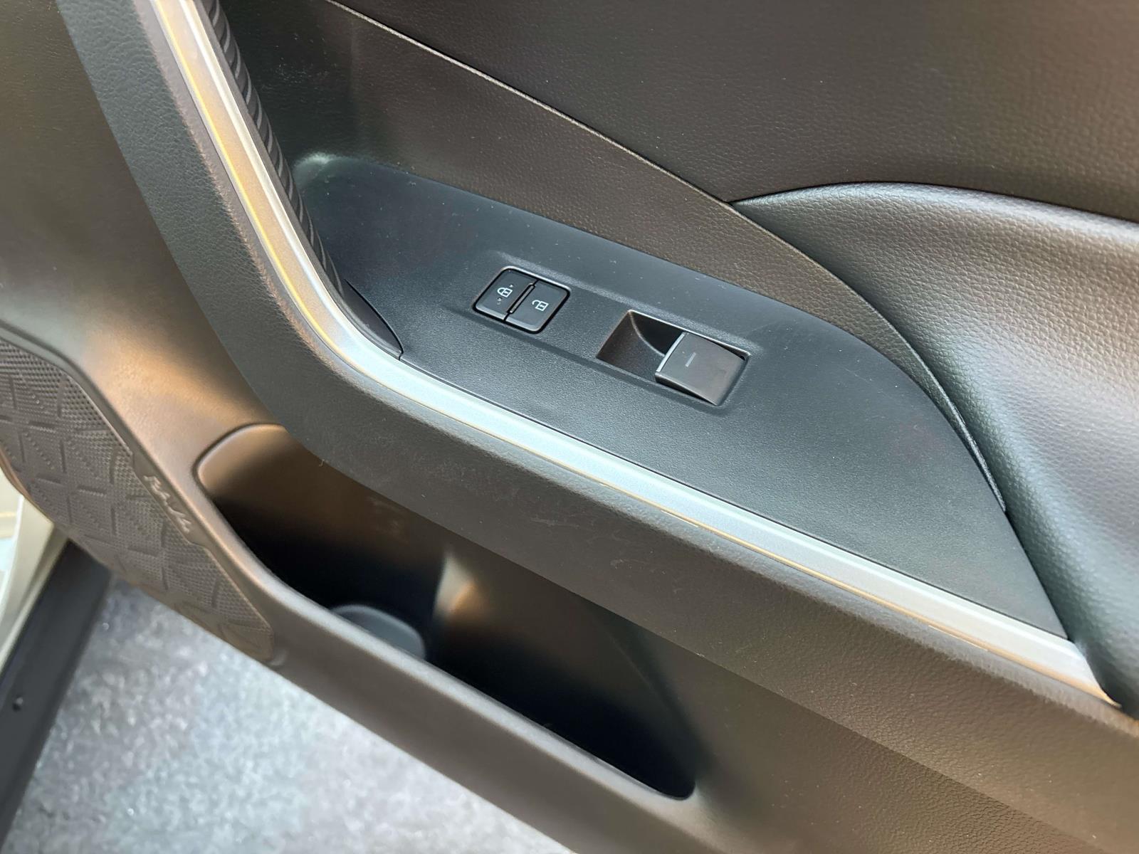 2022 Toyota RAV4 XLE - Photo 13