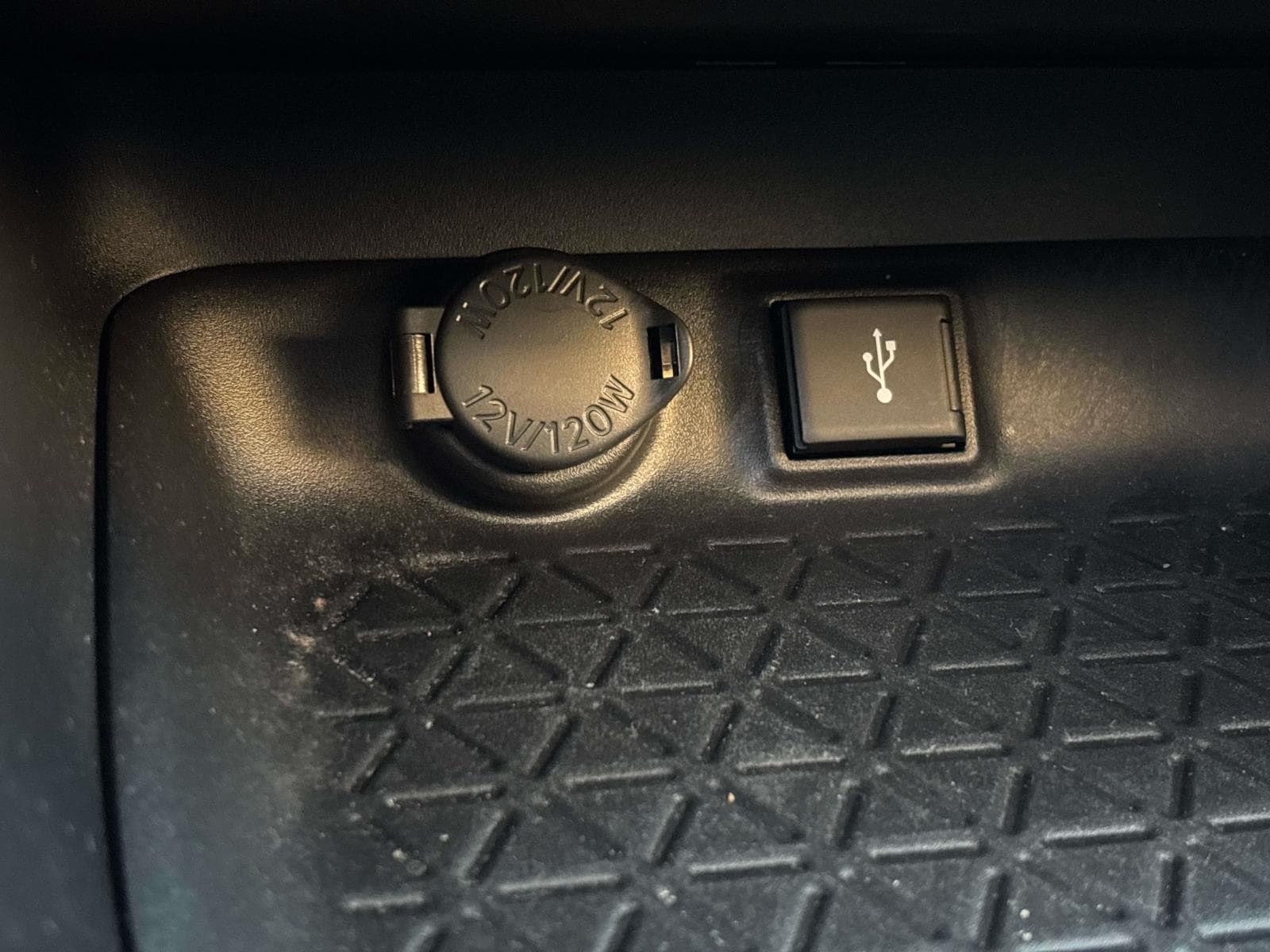 2022 Toyota RAV4 XLE - Photo 22