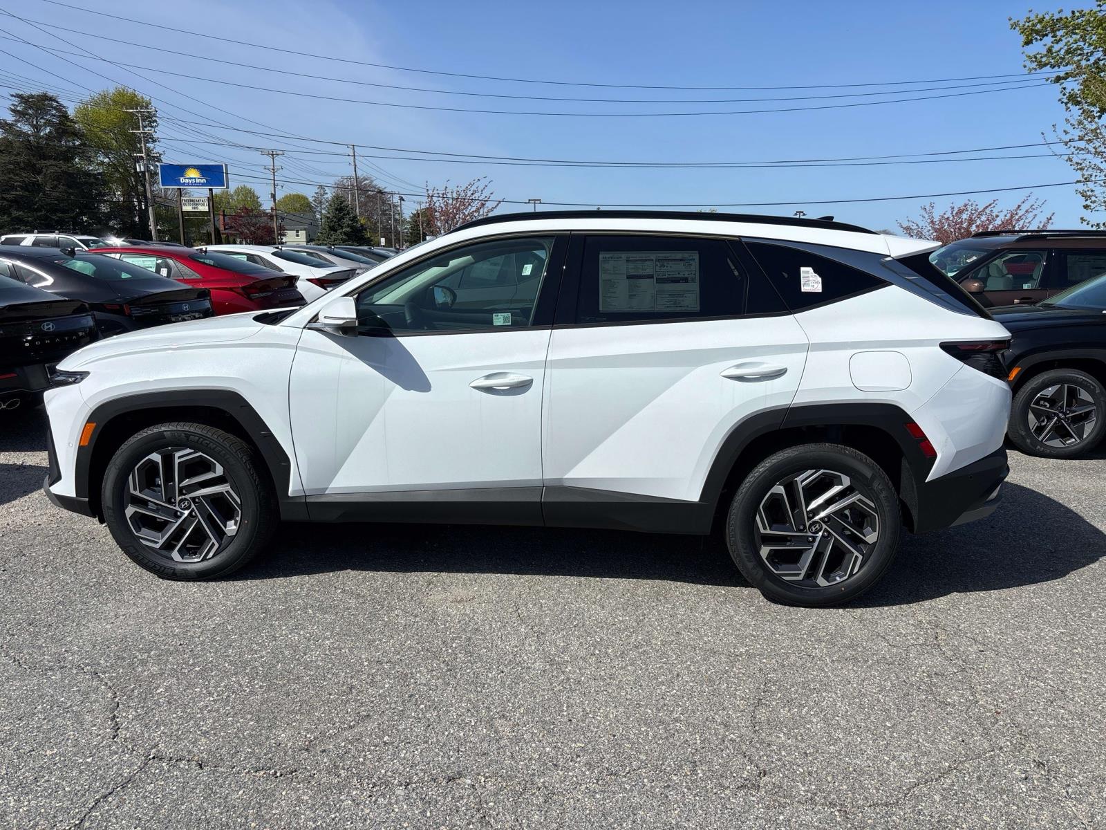 2025 Hyundai Tucson Hybrid Limited photo 2