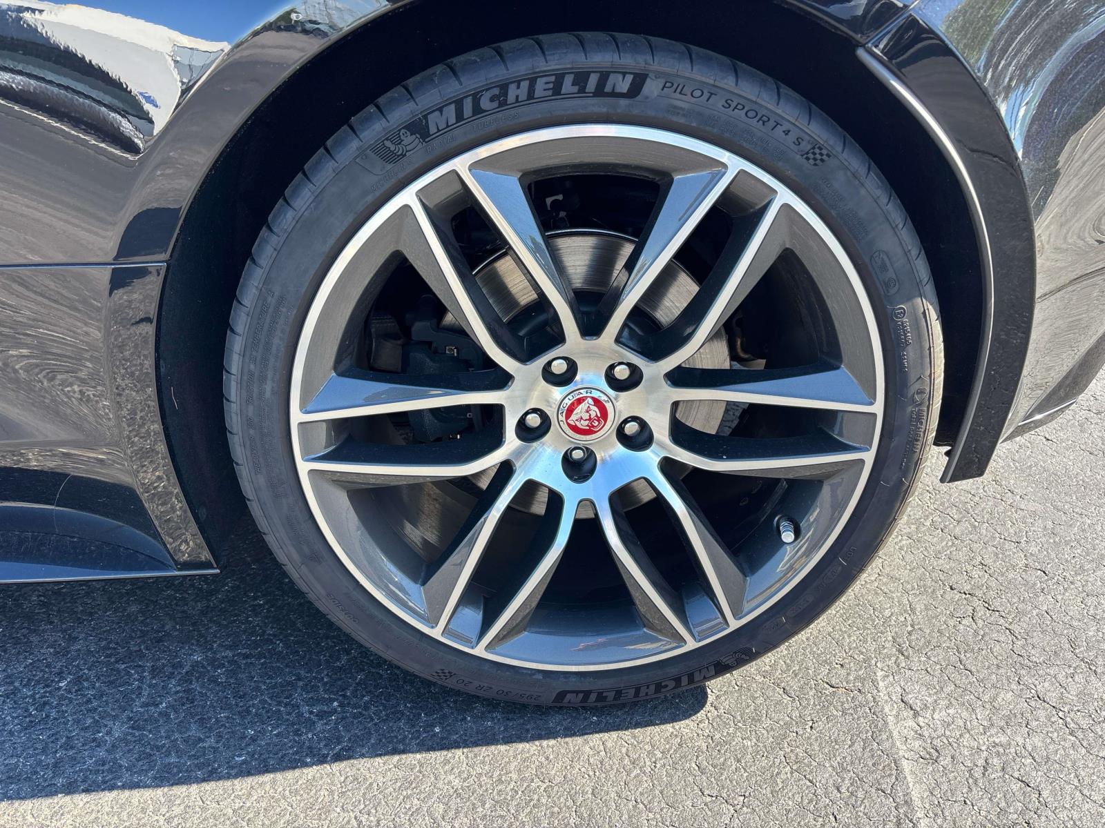 2018 Jaguar F-TYPE R-Dynamic - Photo 6