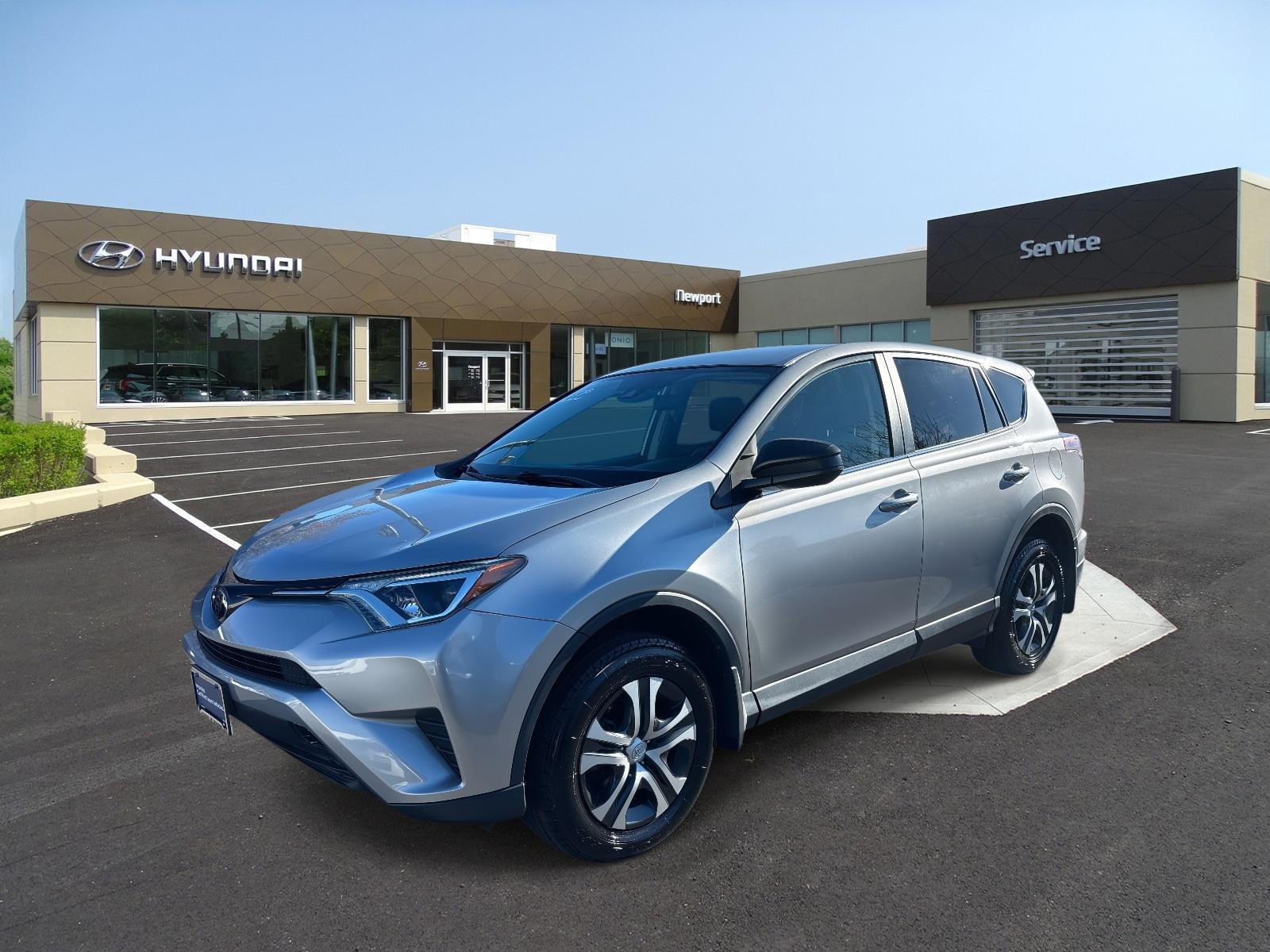 2018 Toyota RAV4 LE's photo