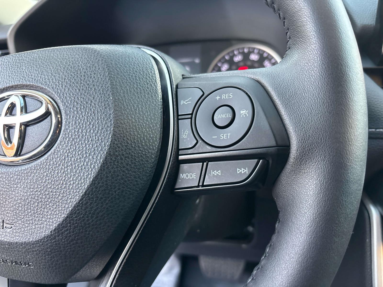 2022 Toyota RAV4 XLE - Photo 17