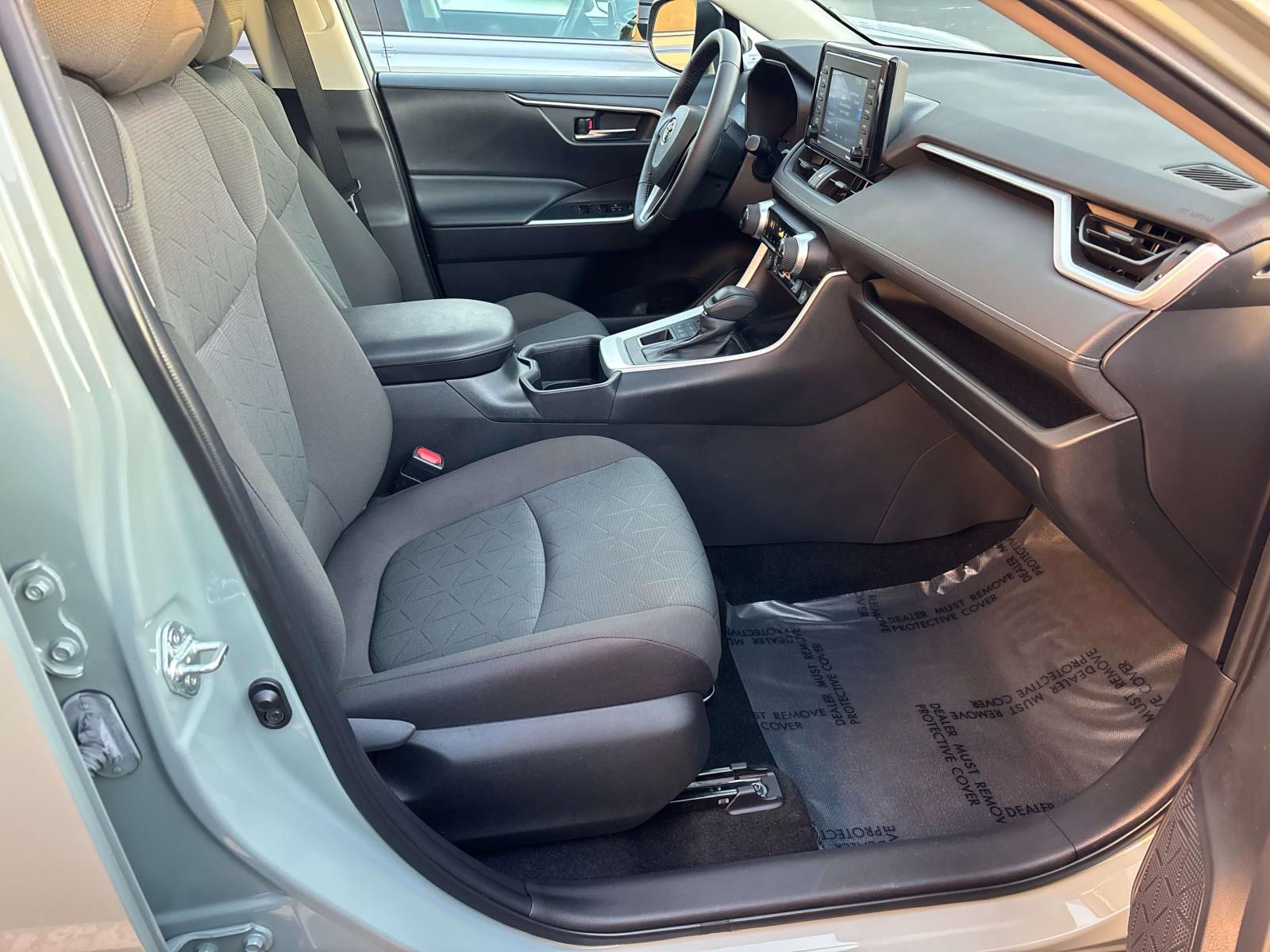 2022 Toyota RAV4 XLE - Photo 12