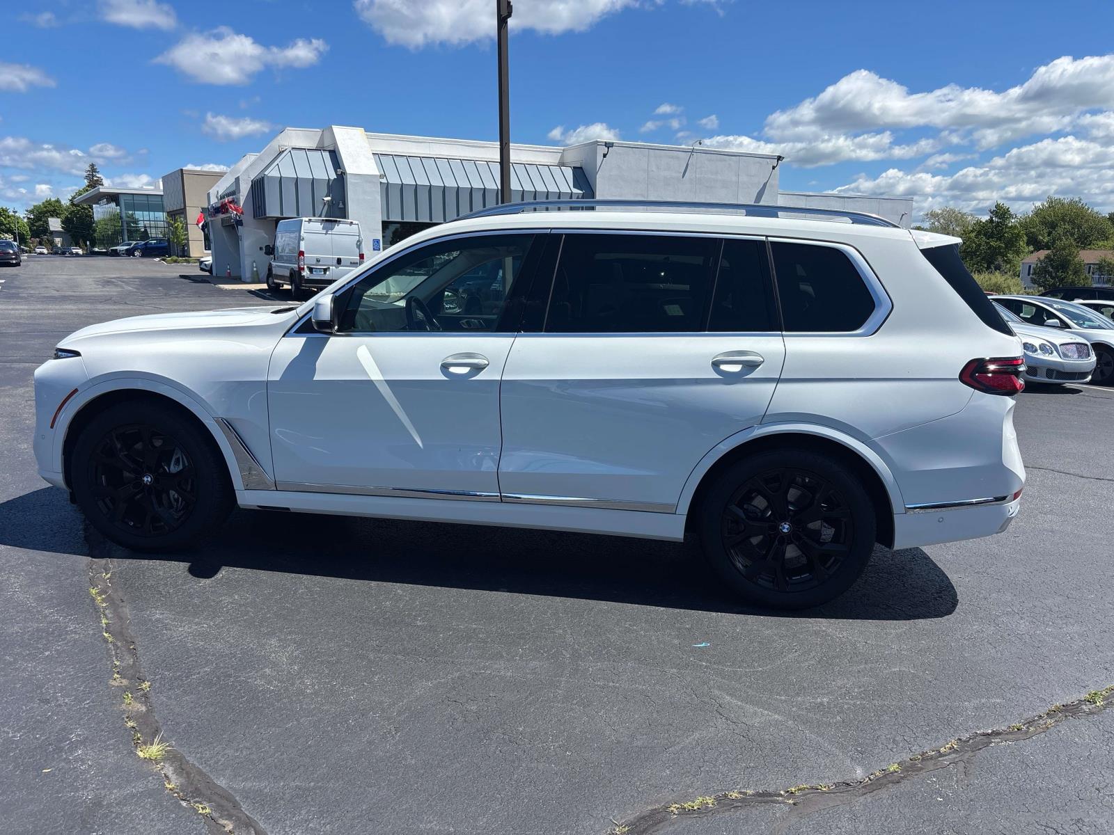 Used 2025 BMW X7 40i with VIN 5UX23EM00S9X11511 for sale in Middletown, RI