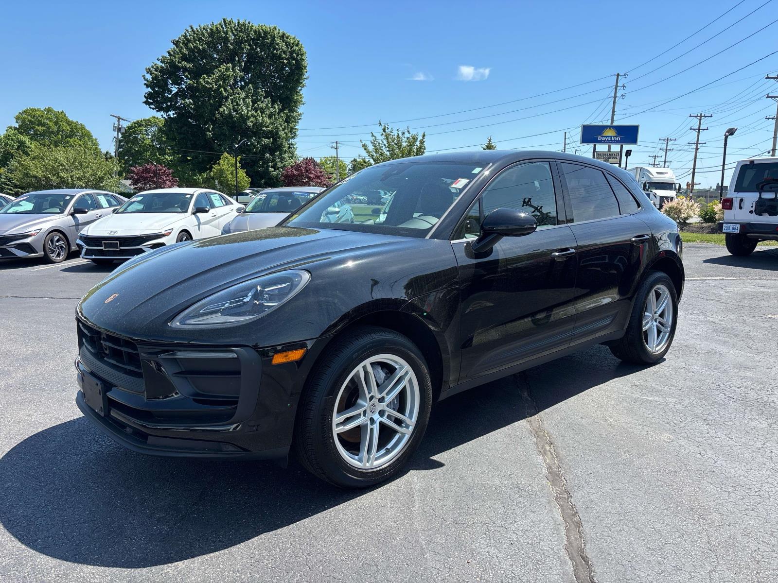 2024 Porsche Macan's photo