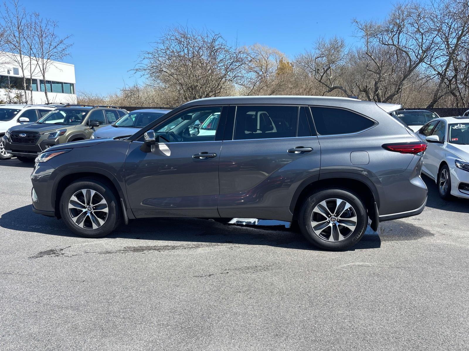 Used 2022 Toyota Highlander XLE with VIN 5TDGZRBH5NS163193 for sale in Middletown, RI