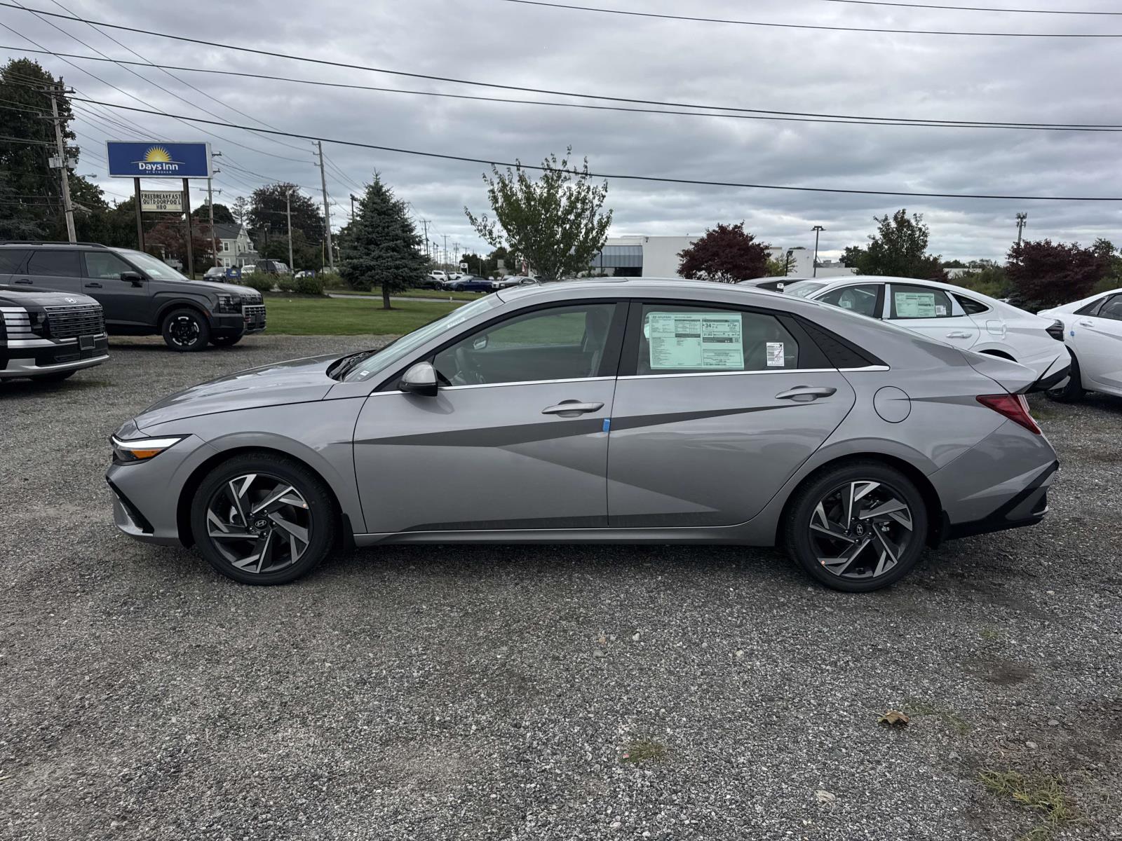 2025 Hyundai Elantra Limited photo 2