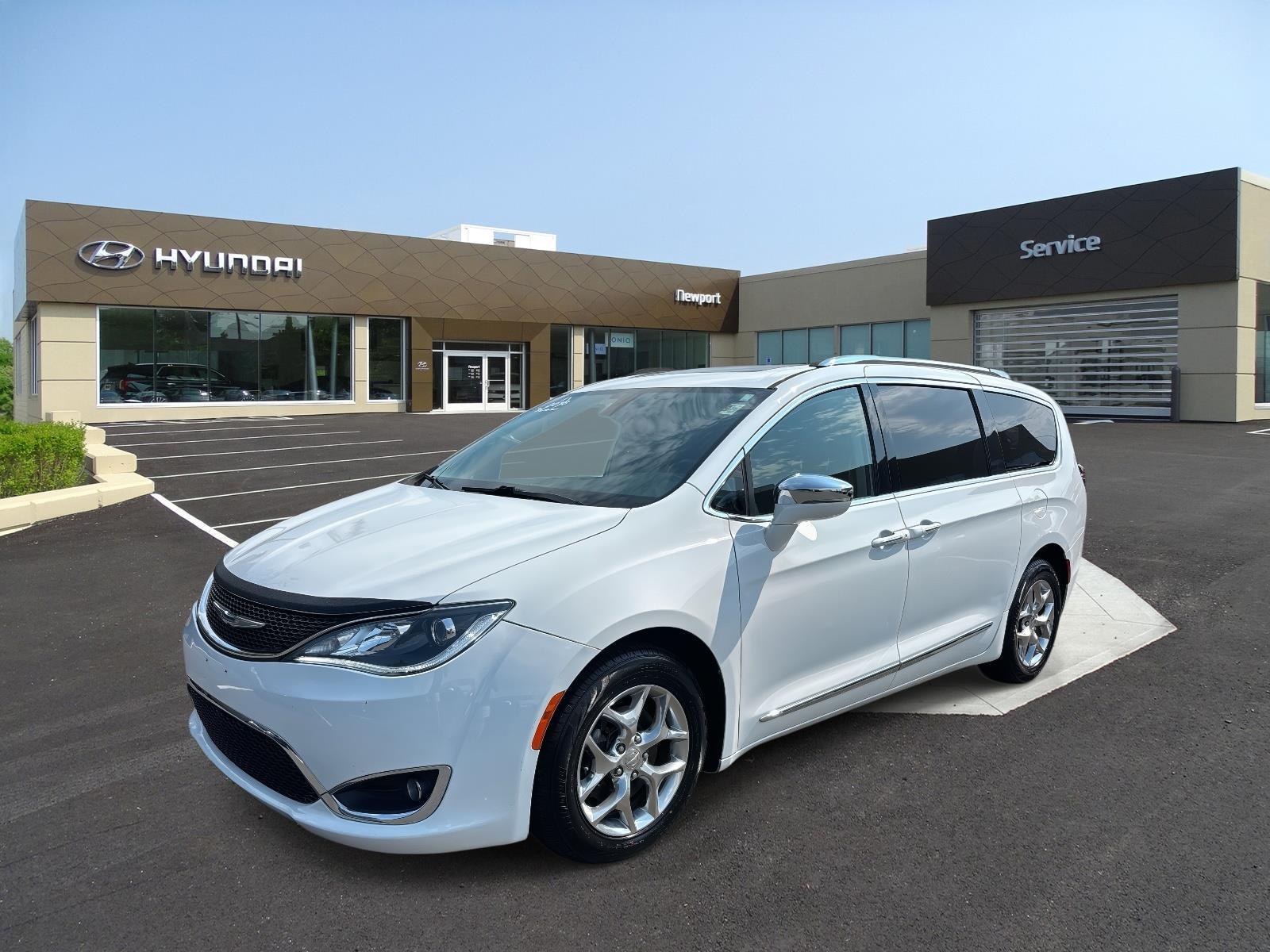 2018 Chrysler Pacifica Limited's photo