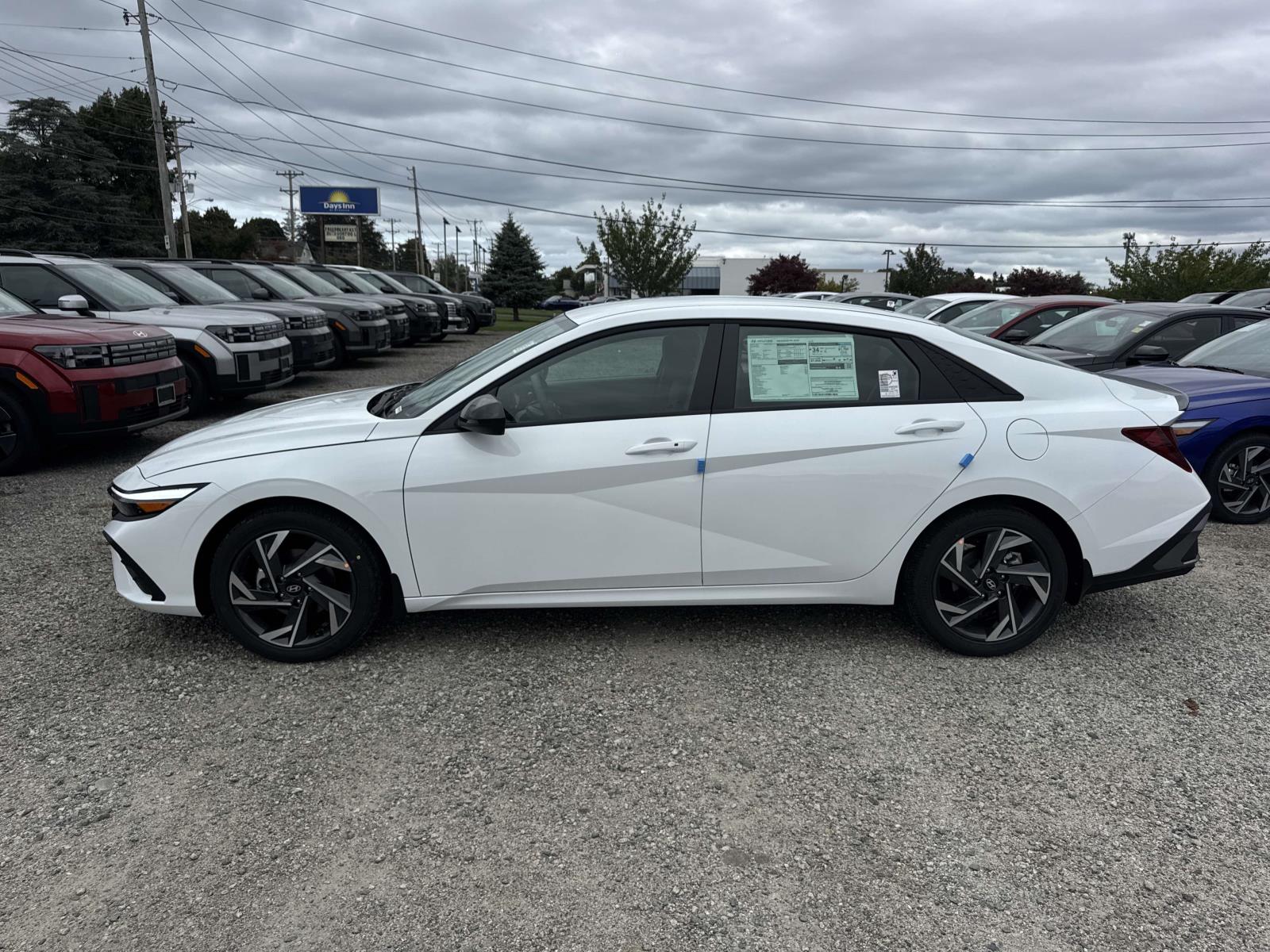 2025 Hyundai Elantra SEL Sport photo 2