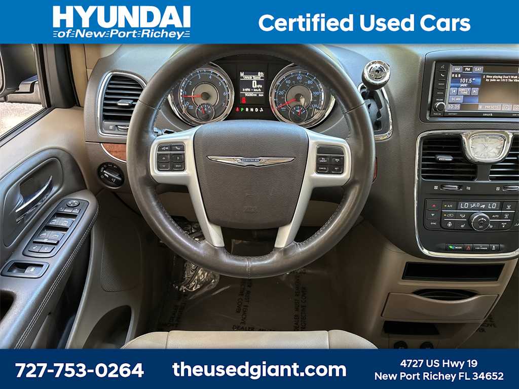 Thumbnail: 2015 Chrysler Town & Country - 15