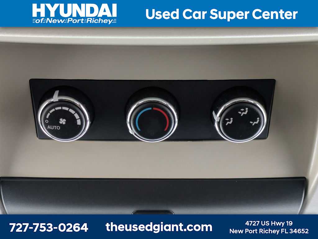 Thumbnail: 2015 Chrysler Town & Country - 21