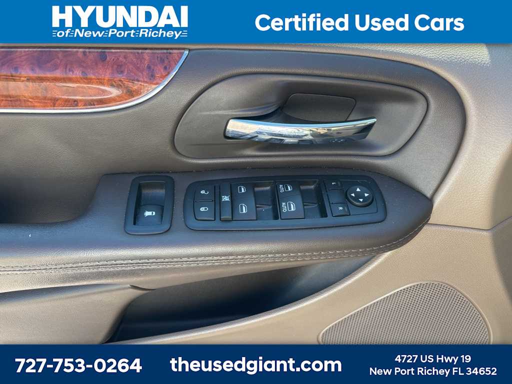 Thumbnail: 2015 Chrysler Town & Country - 10