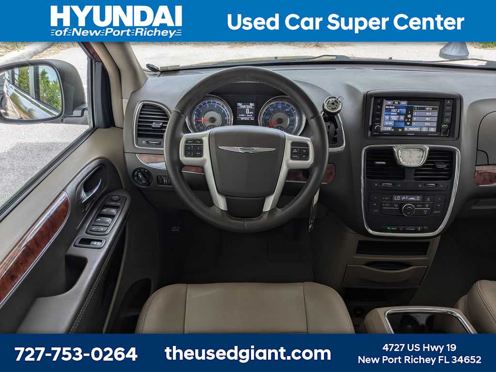 Thumbnail: 2015 Chrysler Town & Country - 24