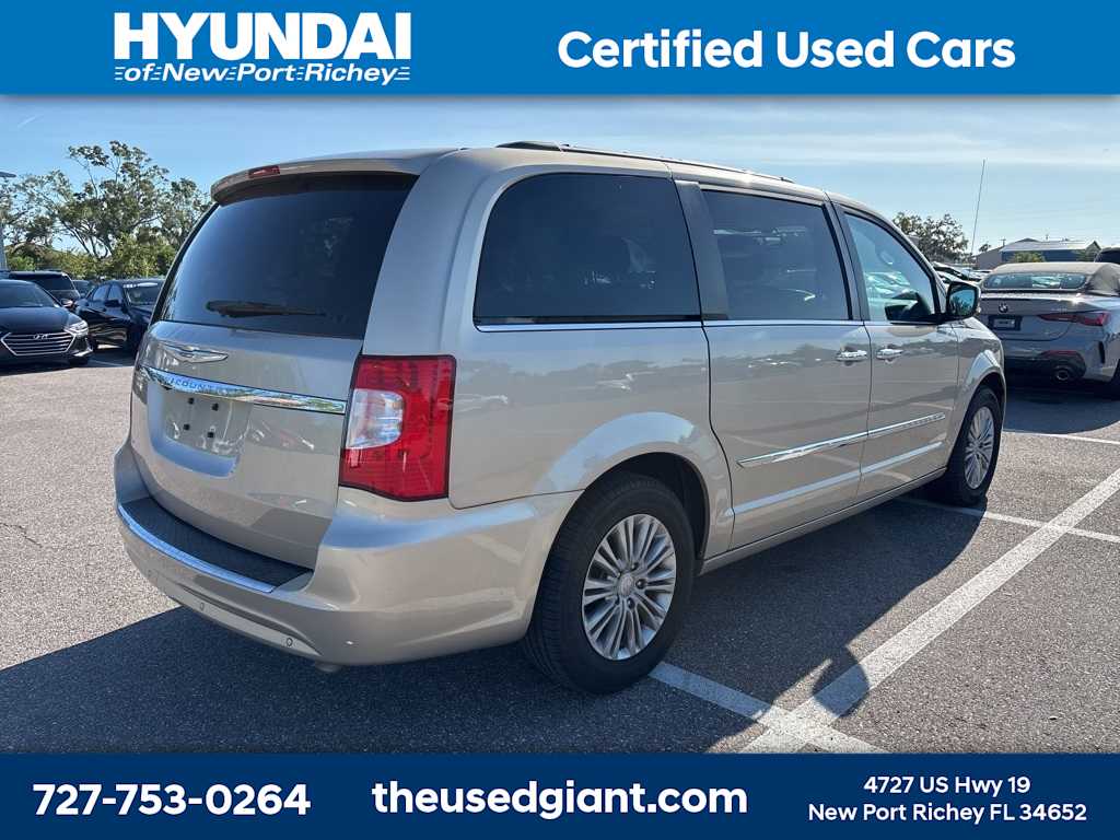 Thumbnail: 2015 Chrysler Town & Country - 3