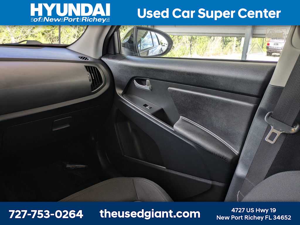 Thumbnail: 2011 Kia Sportage - 18