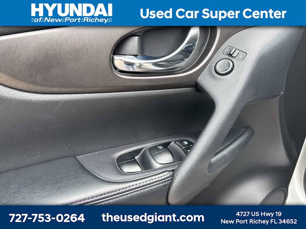 Thumbnail: 2015 Nissan Rogue - 10