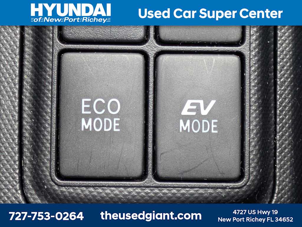 Thumbnail: 2018 Toyota Prius c - 24