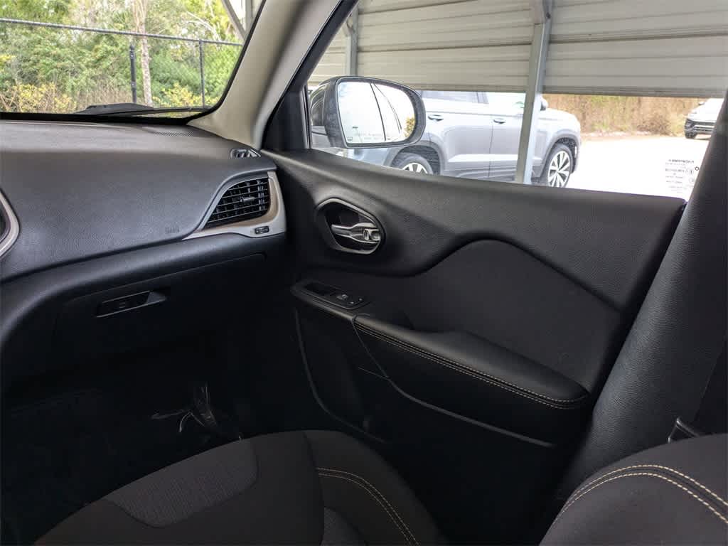 Thumbnail: 2016 Jeep Cherokee - 20