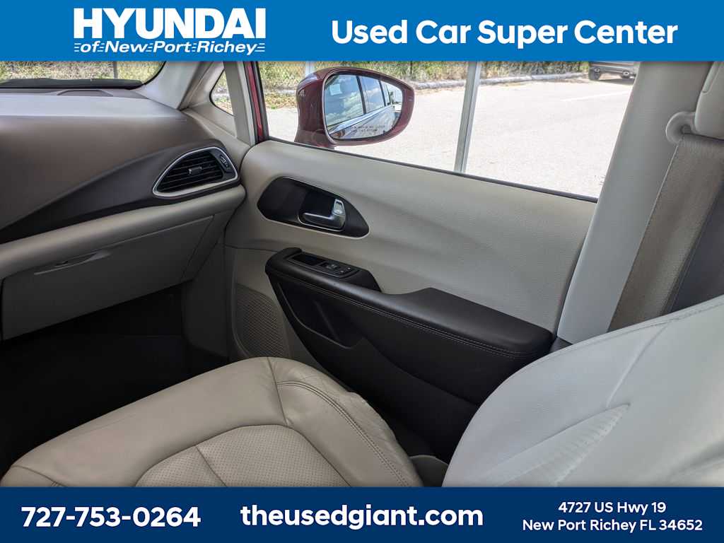 Thumbnail: 2017 Chrysler Pacifica - 27