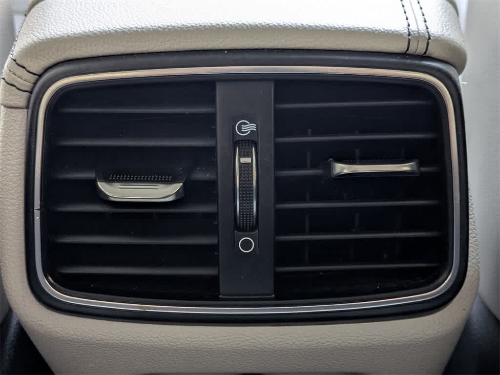 Thumbnail: 2020 Genesis G70 - 15