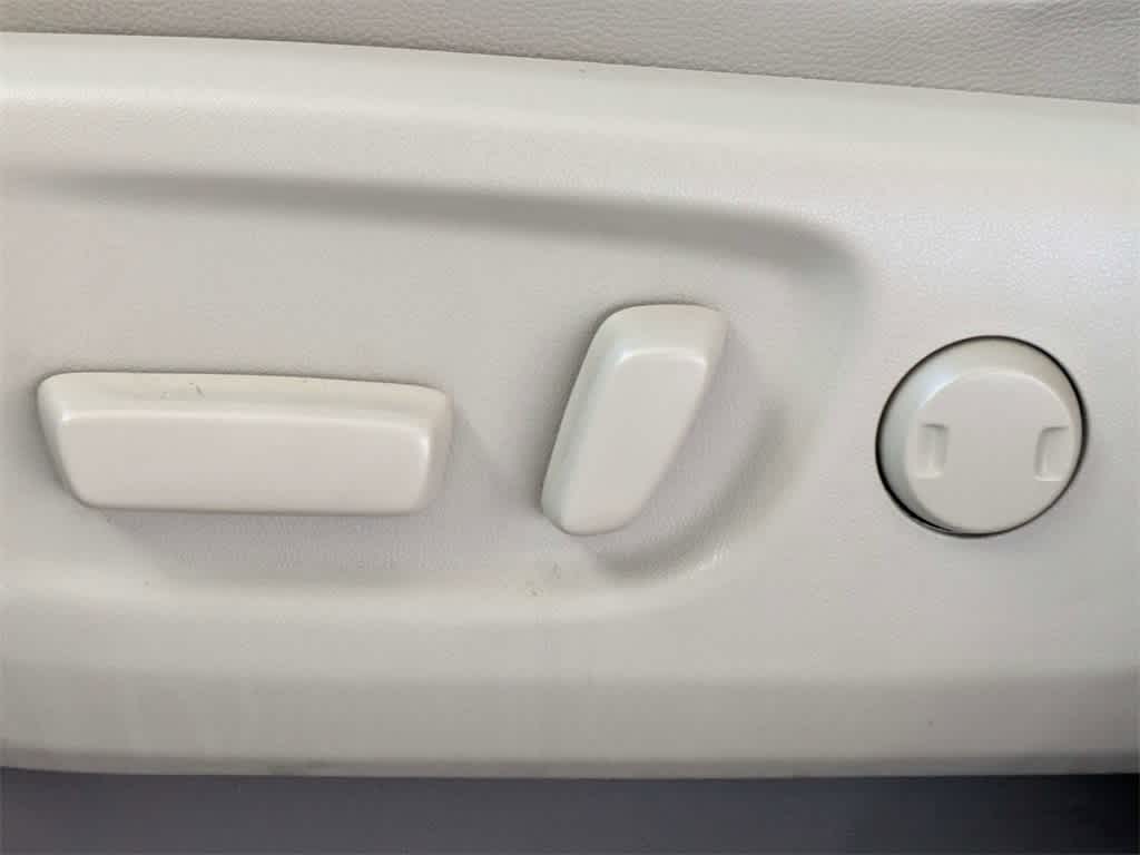 Thumbnail: 2015 Toyota Sienna - 26